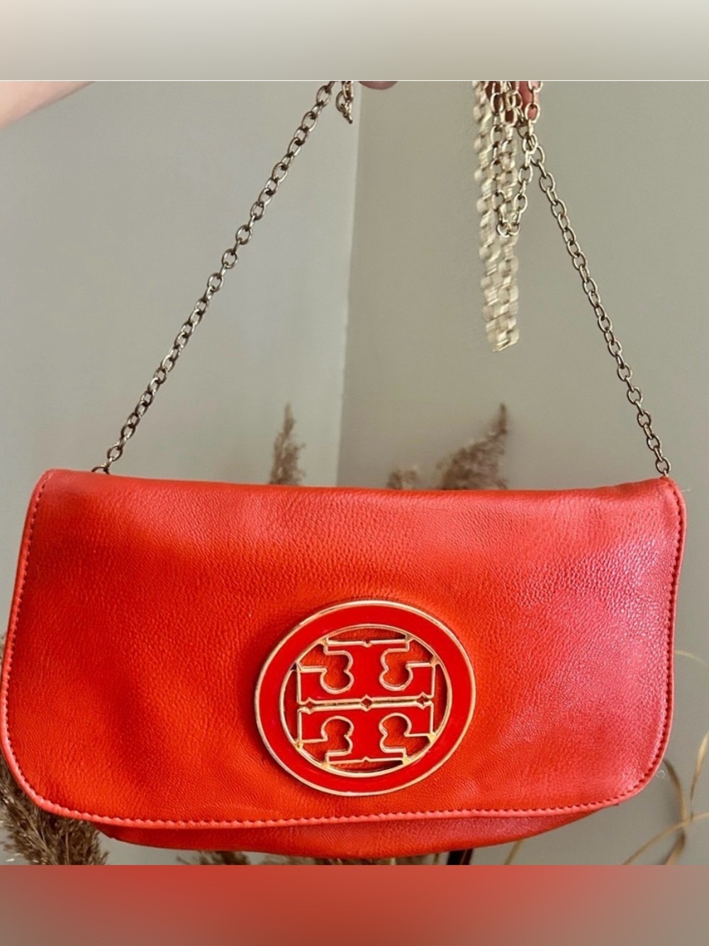 TORY BURCH - ORANGE PEBBLED LEATHER CROSSBODY BAG WITH GOLD CHAIN